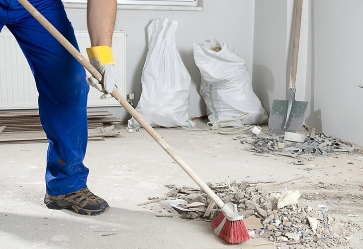 Equipe realizando limpeza pós-obra